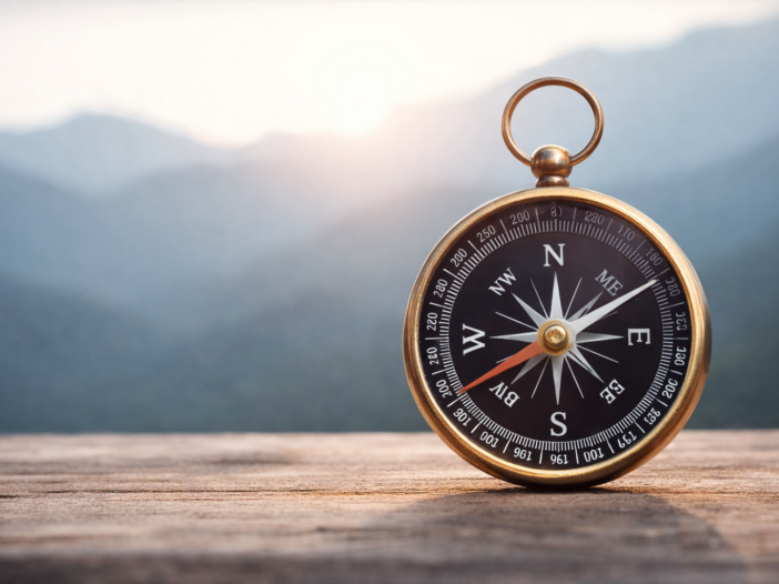Brújula sobre mesa, símbolo de liderazgo con disciplina y criterios claros